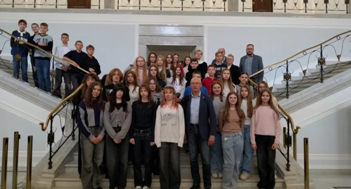 Młodzież z Łukowa i Starych Kobiałek zakończyła akcję„Obywatele Pojutrza, pomagając zwierzętom i odwiedzając Sejm