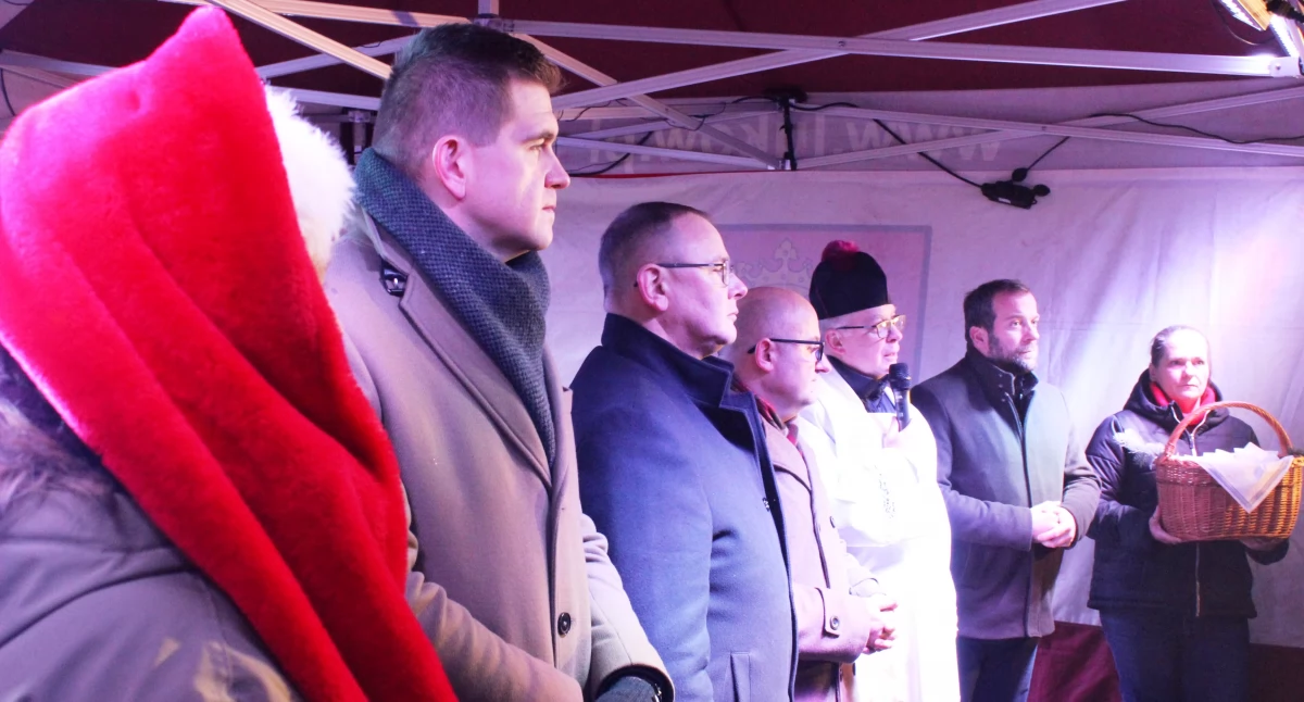 Wigilia miejska w Łukowie: mieszkańcy łamali się opłatkiem i jedli gorący bigos na spotkaniu pod gołym niebem