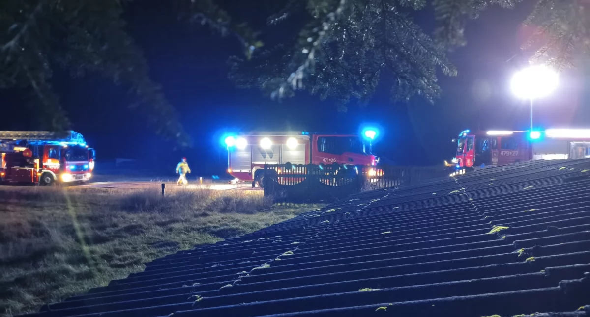 Płonął dom mieszkalny. Strażacy z Gręzówki i okolic w porę powstrzymali katastrofę