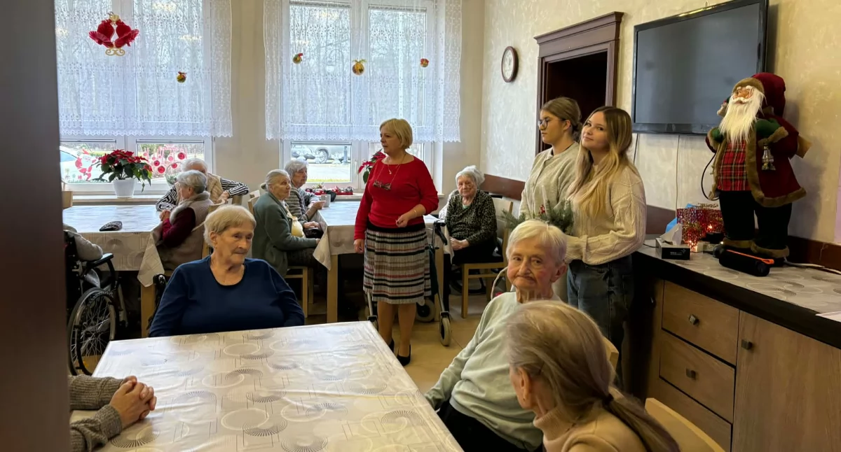 Uczniowie ze Stoczka Łukowskiego przygotowali piękne kartki dla seniorów z Woli Wodyńskiej