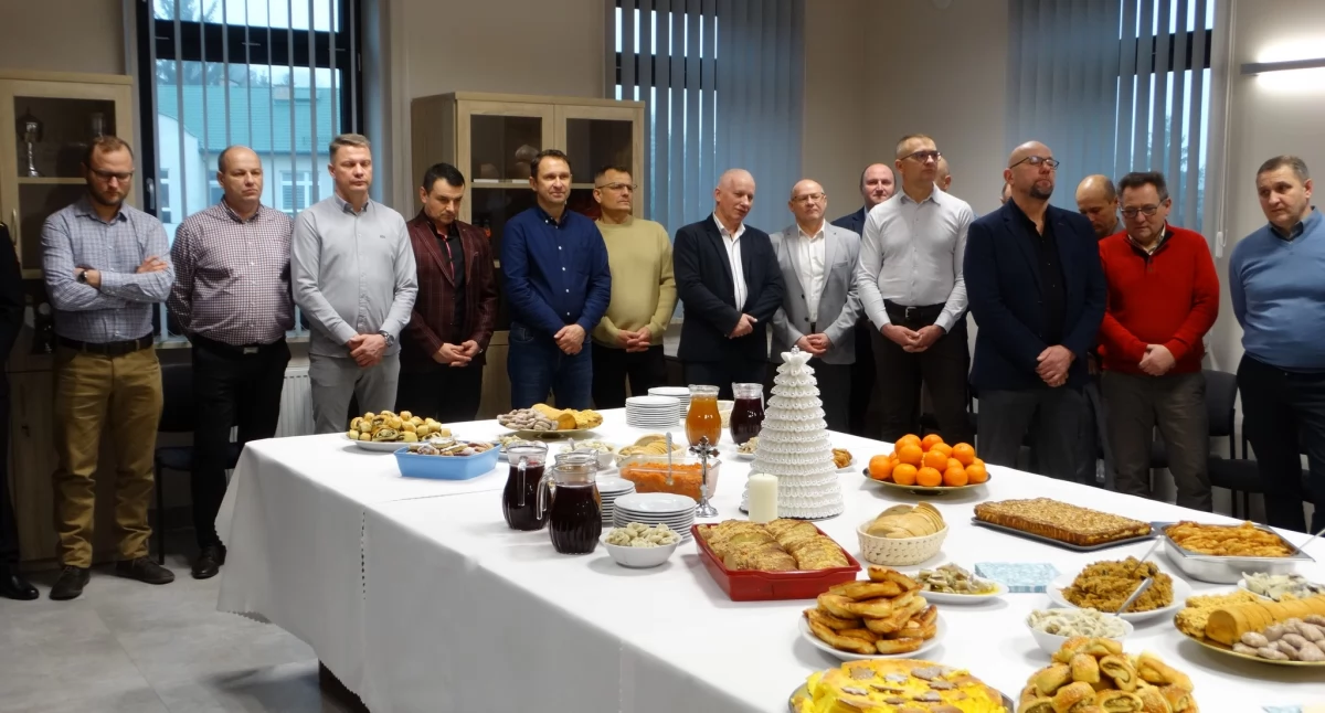 Strażacy z Łukowa połamali się opłatkiem podczas świątecznego spotkania w komendzie powiatowej