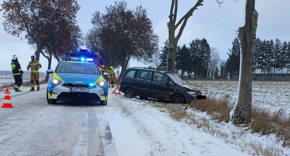 Śliska droga i uderzenie w drzewo przez zimową pogodę