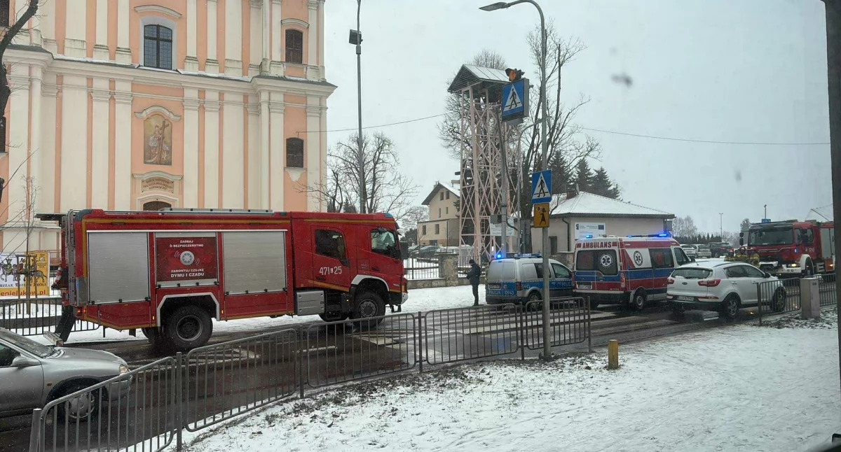 Poranna kolizja pod kościołem w Łukowie. Samochód osobowy uderzył w barierki