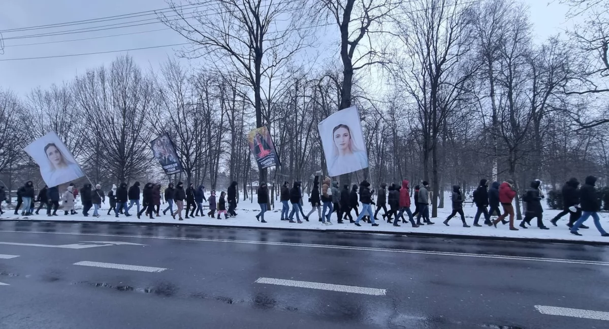 Męska modlitwa na ulicach Łukowa: Wojownicy Maryi przemaszerowali z różańcem mimo mrozu i opadów śniegu