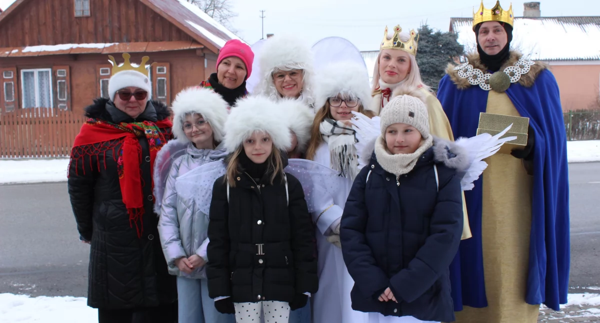 Orszak Trzech Króli w Jedlance – mieszkańcy w koronach i strojach ludowych przeszli przez wieś do kościoła