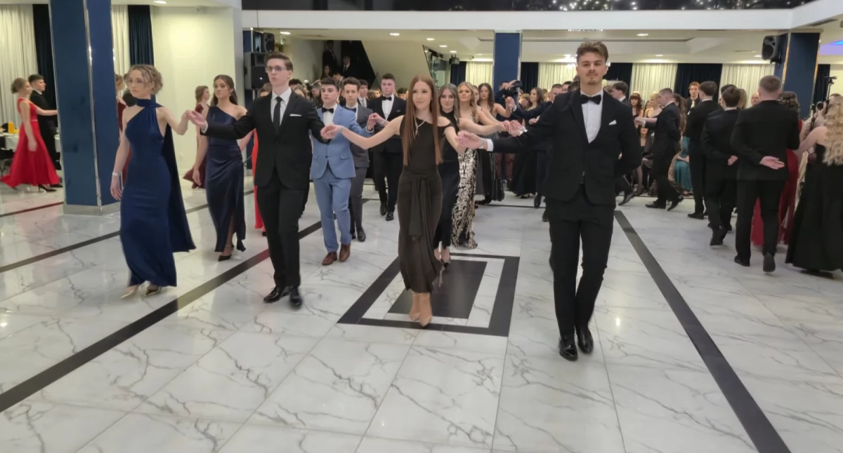 Poloneza czas zacząć! Wyjątkowa studniówka maturzystów z „Kościuszki” w Zalesiu [WIDEO]