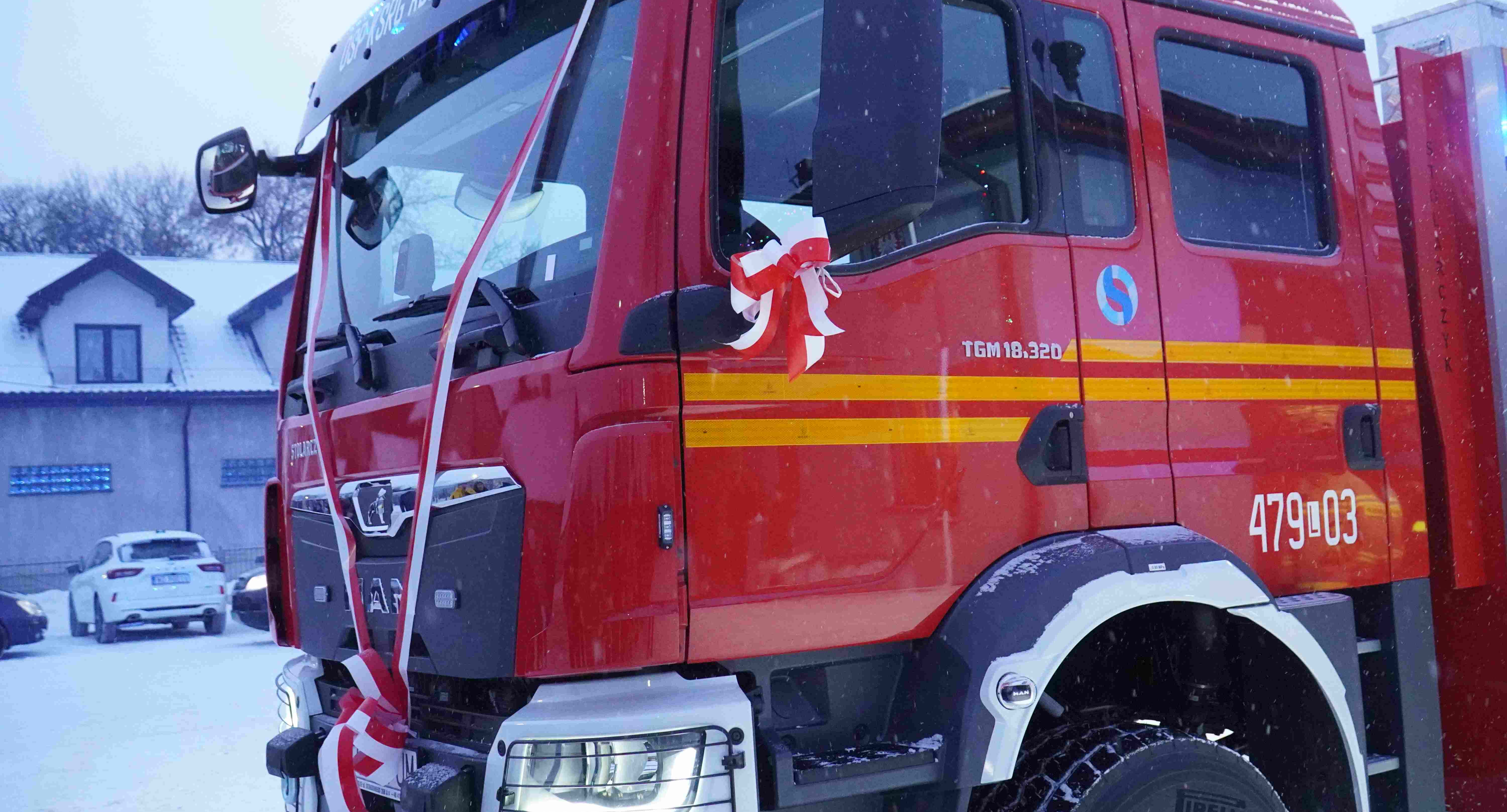 Nowy wóz strażacki w OSP Adamów przywitany z pompą. Zobacz zdjęcia z dzisiejszego wydarzenia (WIDEO)