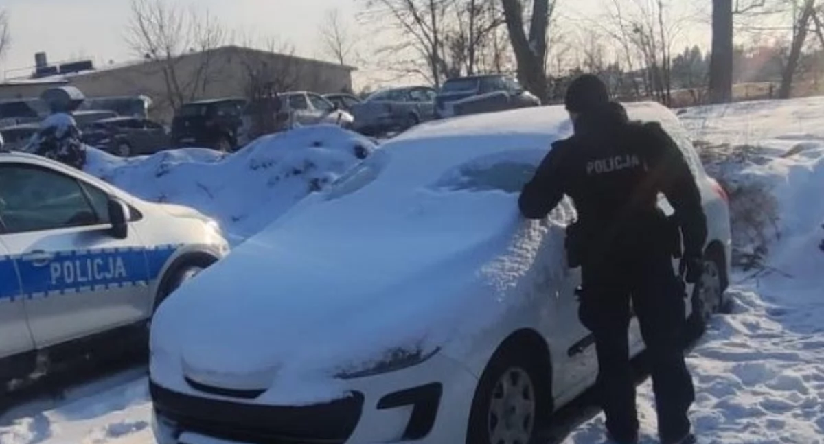 Siedział w zasypanym aucie i powoli zamarzał. Uratował go jeden telefon!