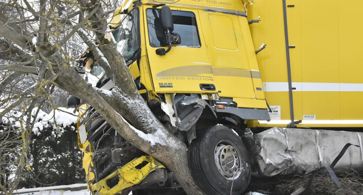 Ciężarówka wbiła się w płot! Sekundy od tragedii na skrzyżowaniu (ZDJĘCIA)