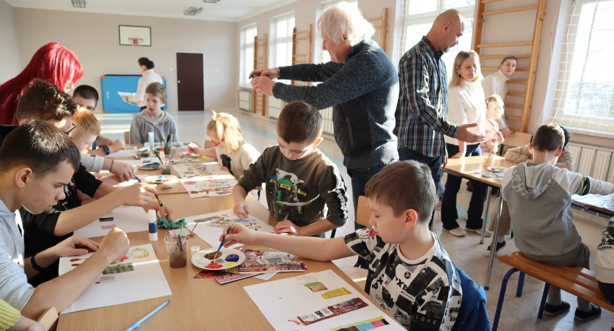 Artyści Greluk i Goławski zmienili szkołę w galerię sztuki