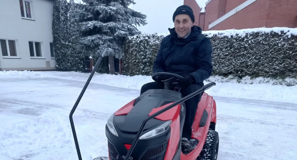 Parafialny pojazd wspiera mieszkańców Łukowa zimą