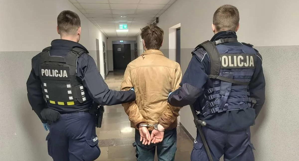 Zuchwała próba kradzieży pod sklepem. 22-latek chciał odjechać cudzym autem