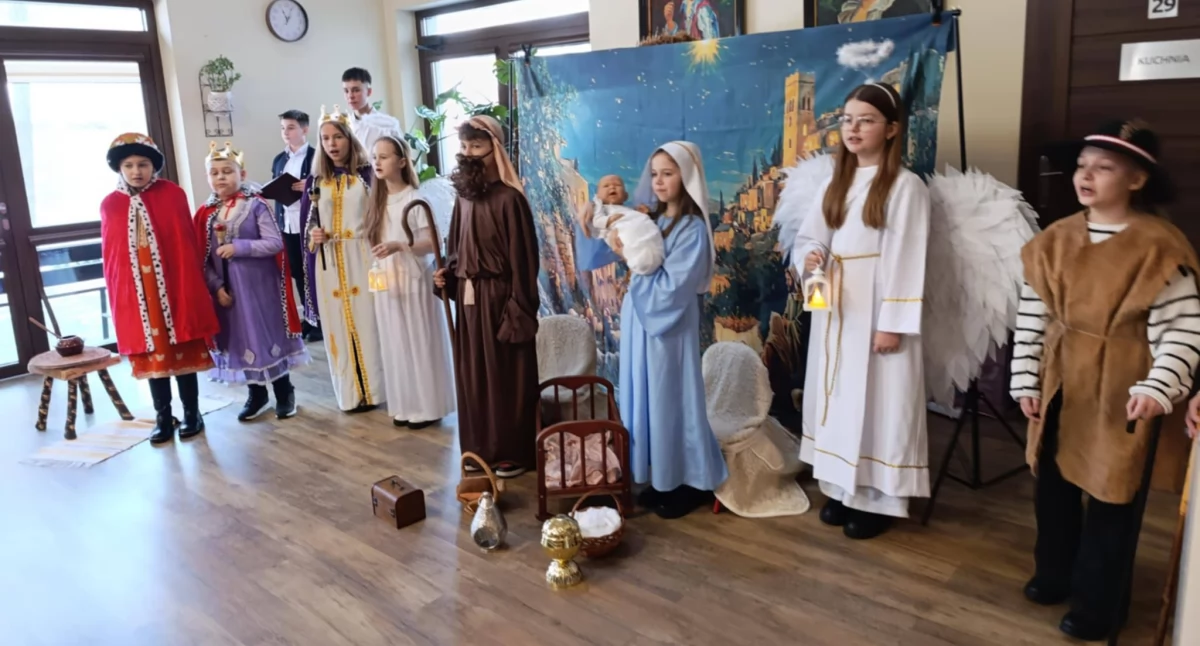 Jasełka uczniów z Wólki Domaszewskiej w Domu Seniora