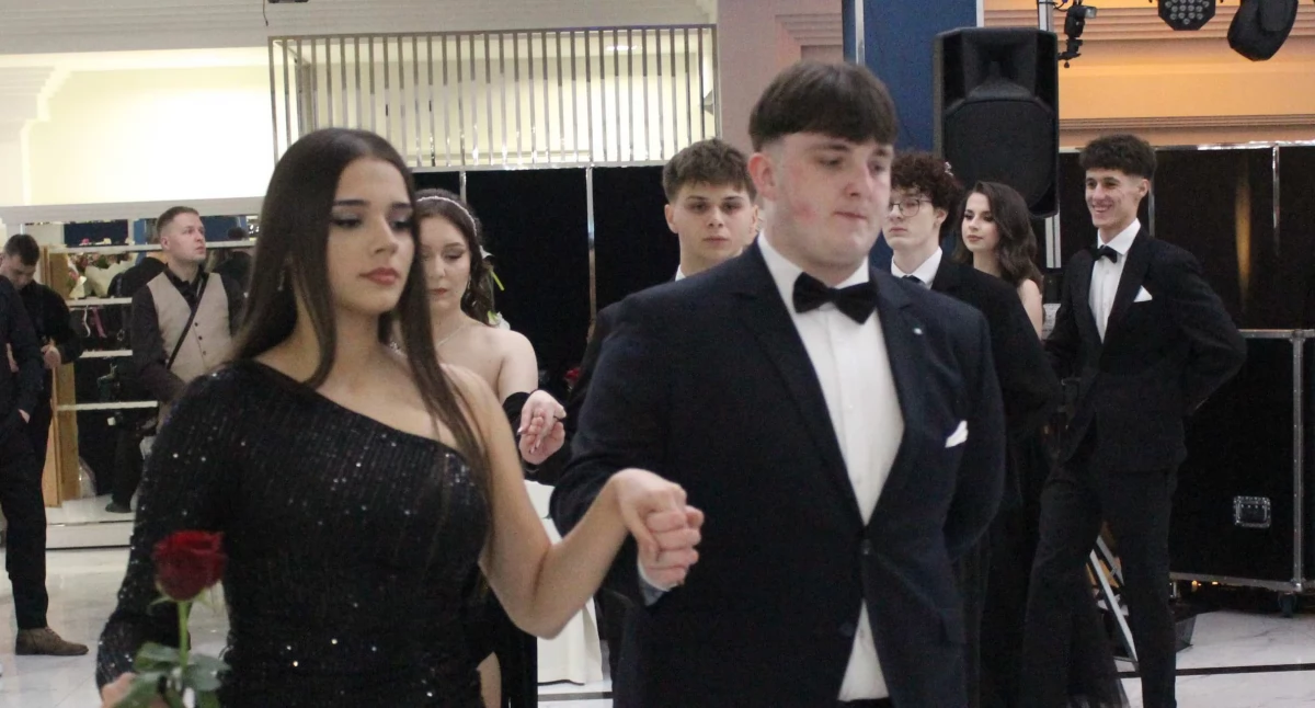 Szyk, elegancja i studniówkowy blask. Zobacz trzecią część galerii z balu maturzystów łukowskiego Reymonta