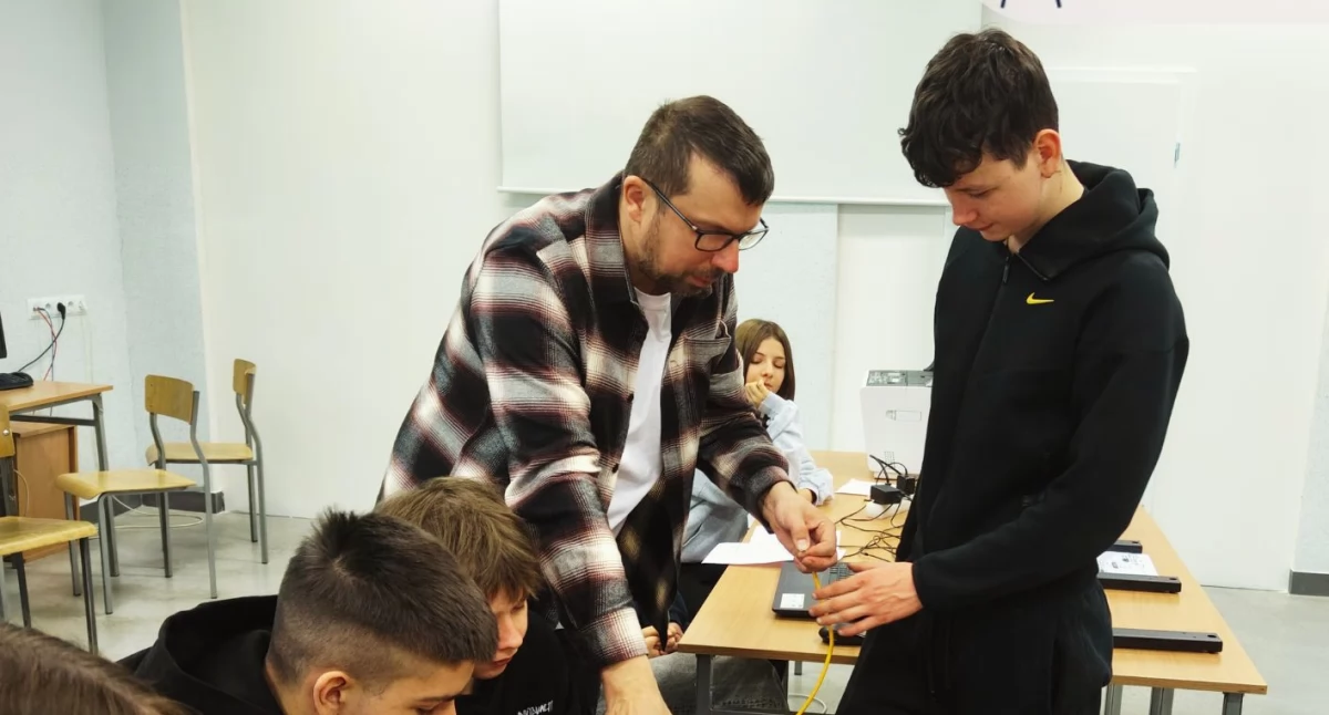 Ósmoklasiści z Piątki sprawdzali zawody przyszłości w łukowskich warsztatach
