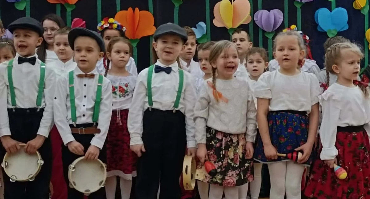 Dzień Babci i Dziadka w Wólce Domaszewskiej: uśmiechy, piosenki i wzruszające występy dzieci
