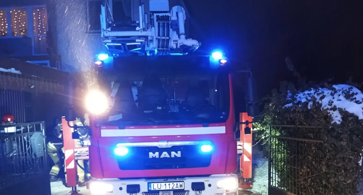Ogień w środku nocy na Cieszkowiźnie! Strażacy użyli specjalnego sprzętu