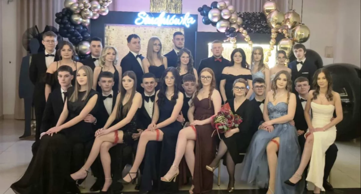 Wszyscy razem! Zobacz zdjęcia grupowe maturzystów z Radoryża Smolanego