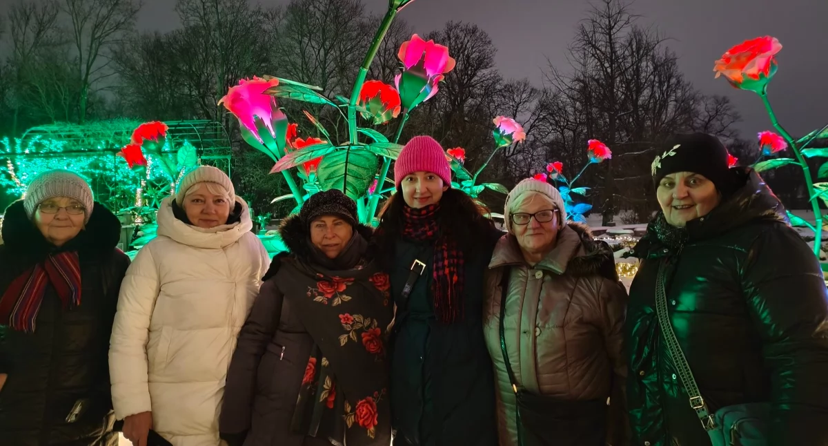 Seniorzy z Łukowa zwiedzili Zamek Królewski i magiczne ogrody w Wilanowie