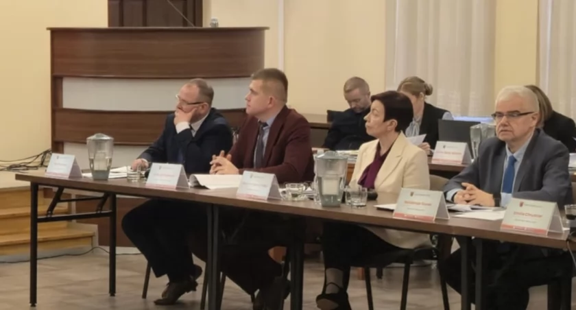 Wiemy, ile wpłynęło na konta łukowskich nauczycieli! Te kwoty mogą Cię zaskoczyć.