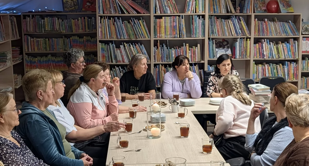 Miłośnicy książek z Trzebieszowa spotkali się w bibliotece, by porozmawiać o znanych pisarzach i nowych lekturach