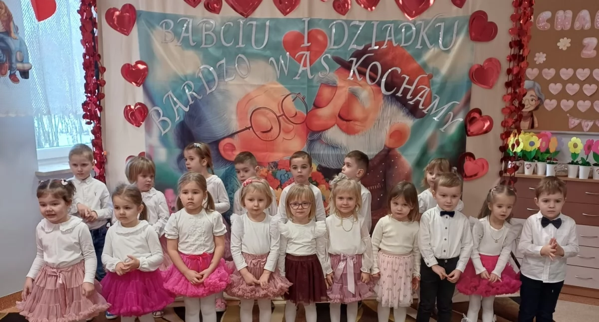 Dzień Babci w SP Stare Kobiałki. Występ „Pszczółek” podbił serca gości!