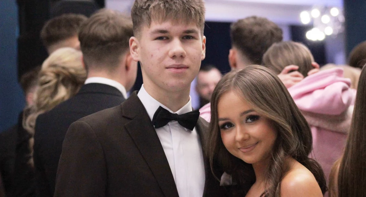 Łuków: Studniówka w IV LO. Zobacz zdjęcia z balu popularnego Medyka.  Najpiękniejsze  PARY!  Rodzina i przyjaciele