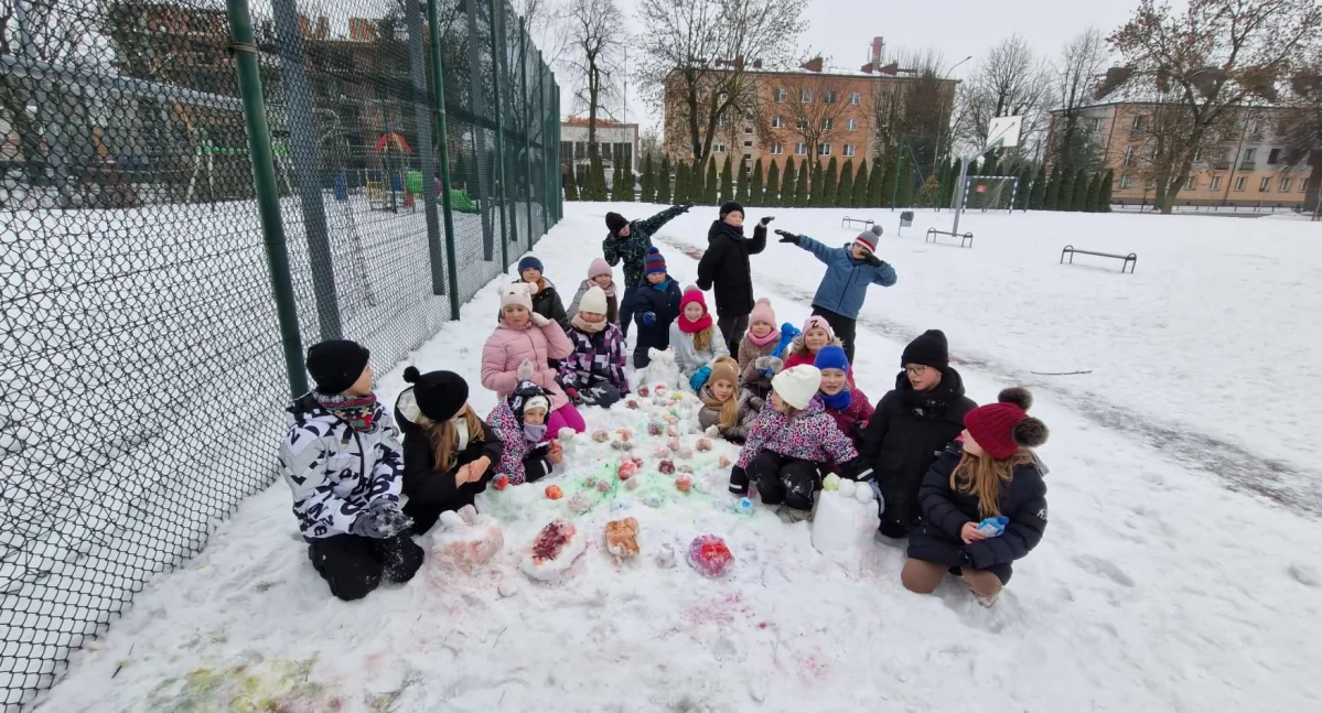 SP 3 Łuków: Uczniowie klasy 2b wykonali śnieżną rzeźbę