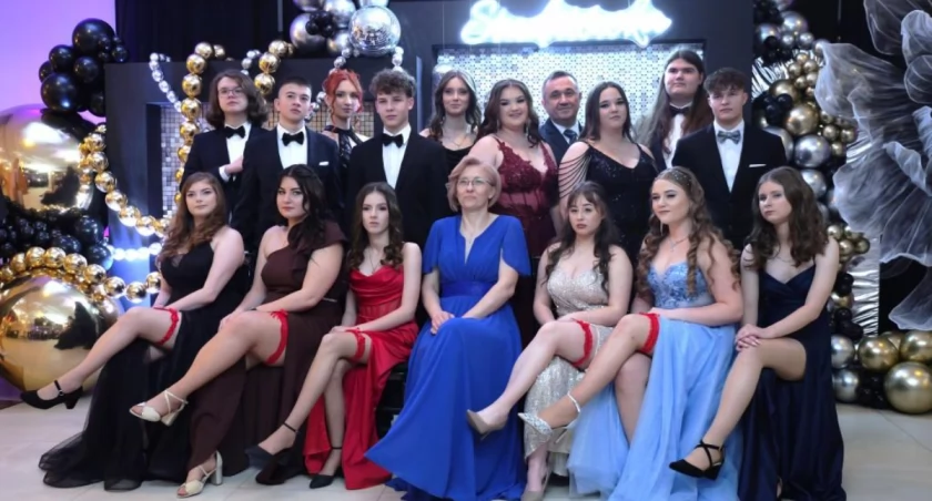 Studniówka 2026: Maturzyści z Adamowa opanowali parkiet. Mamy zdjęcia grupowe!
