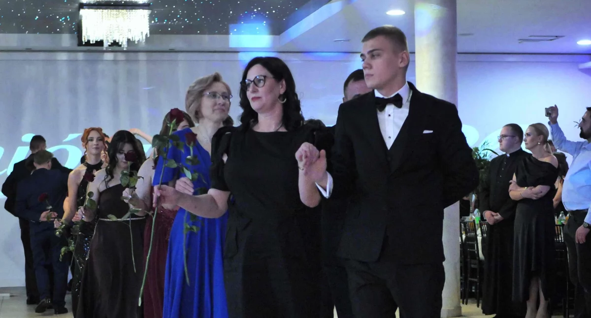 Studniówka 2026 w Adamowie: Zobacz eleganckiego poloneza w Gościńcu pod Lasem