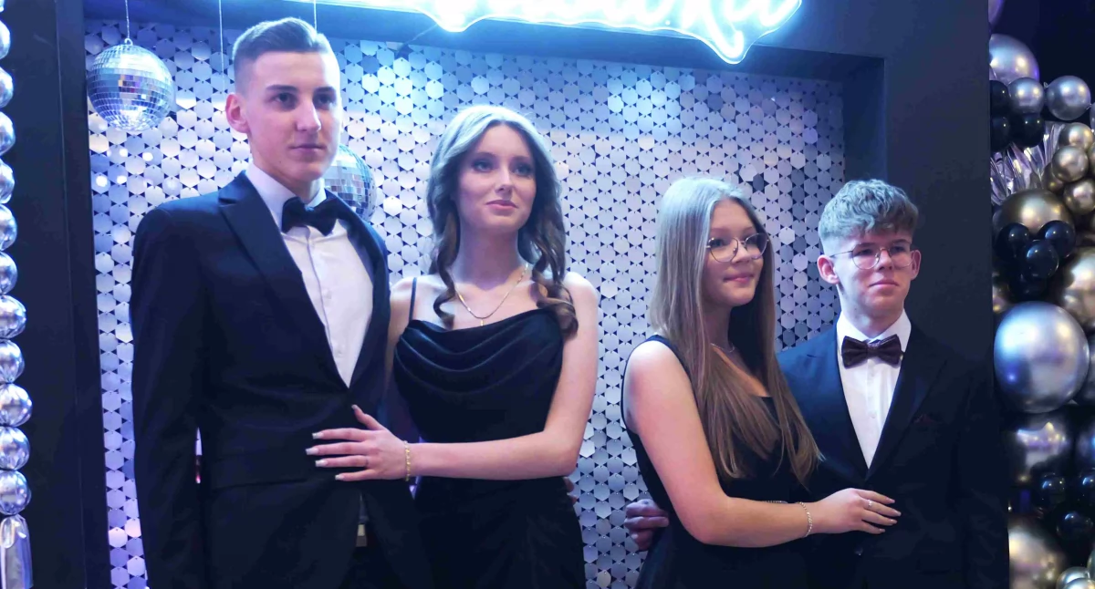 Studniówka w Adamowie: Wyjątkowe zdjęcia z rodzinne i najpiękniejsze pary