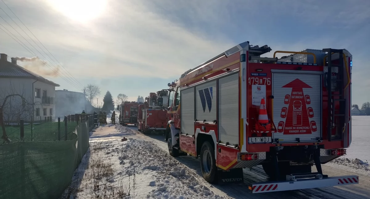 O krok od tragedii w Siedliskach! Strażacy walczyli z ogniem w kominie