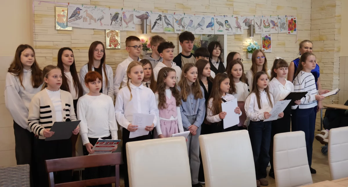 Uczniowie z Gołąbek w Aleksandrowie: Kolędy, które połączyły pokolenia w Domu Seniora