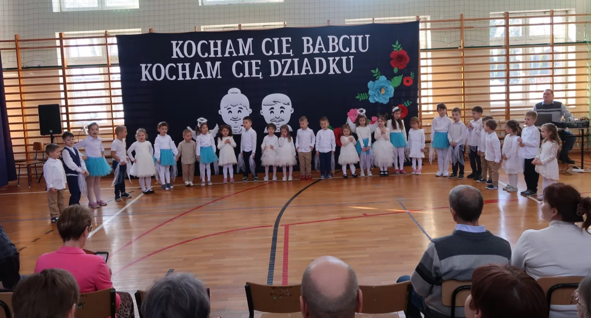Dzień Babci i Dziadka w Jeleńcu przyniósł mnóstwo radości, piosenek i pięknych prezentów dla gości