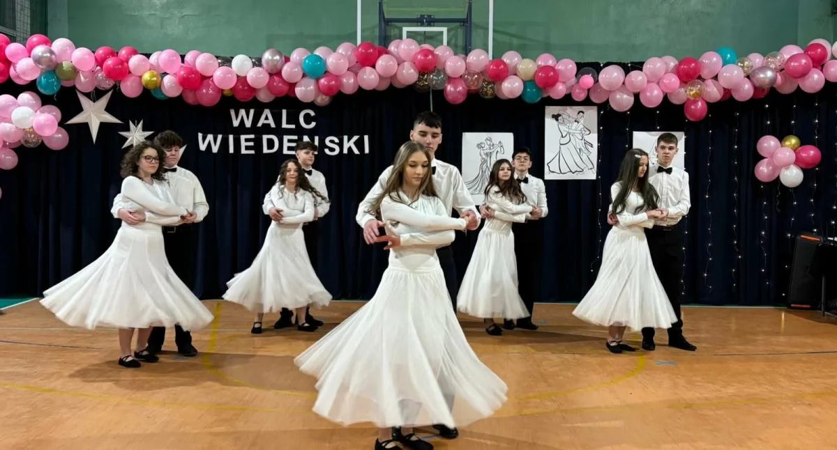 Niezwykły bal w Hucie Dąbrowie! Zobacz, jak zatańczyli ósmoklasiści (WIDEO)