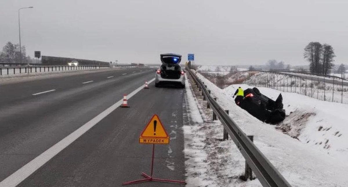 Mieszkaniec Lublina dachował BMW na trasie S17 przez śliską nawierzchnię