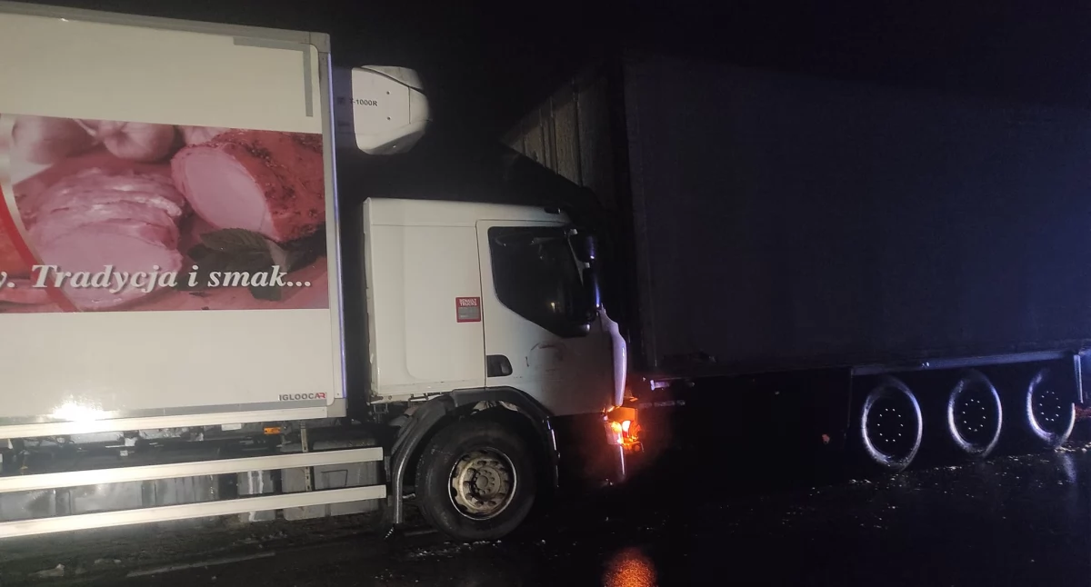 Groźna kolizja trzech aut pod Wola Gułowską. Przyczyną gołoledź