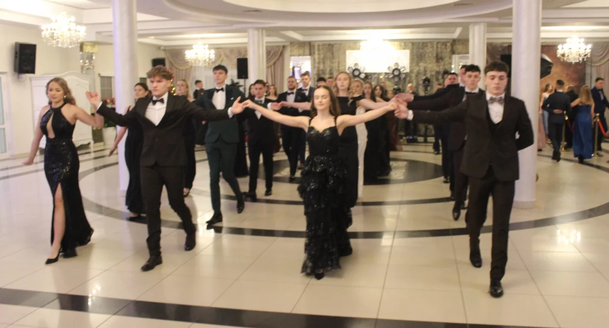Zjawiskowy polonez i piękne kreacje. Zobacz zdjęcia ze studniówki Sienkiewicza w Fantazji!