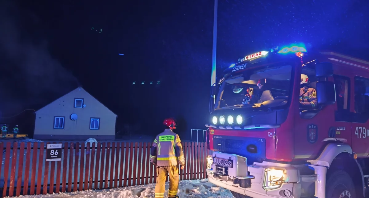 Groźny pożar w Jonniku. Strażacy użyli kamer, by ratować dom!  (WIDEO)