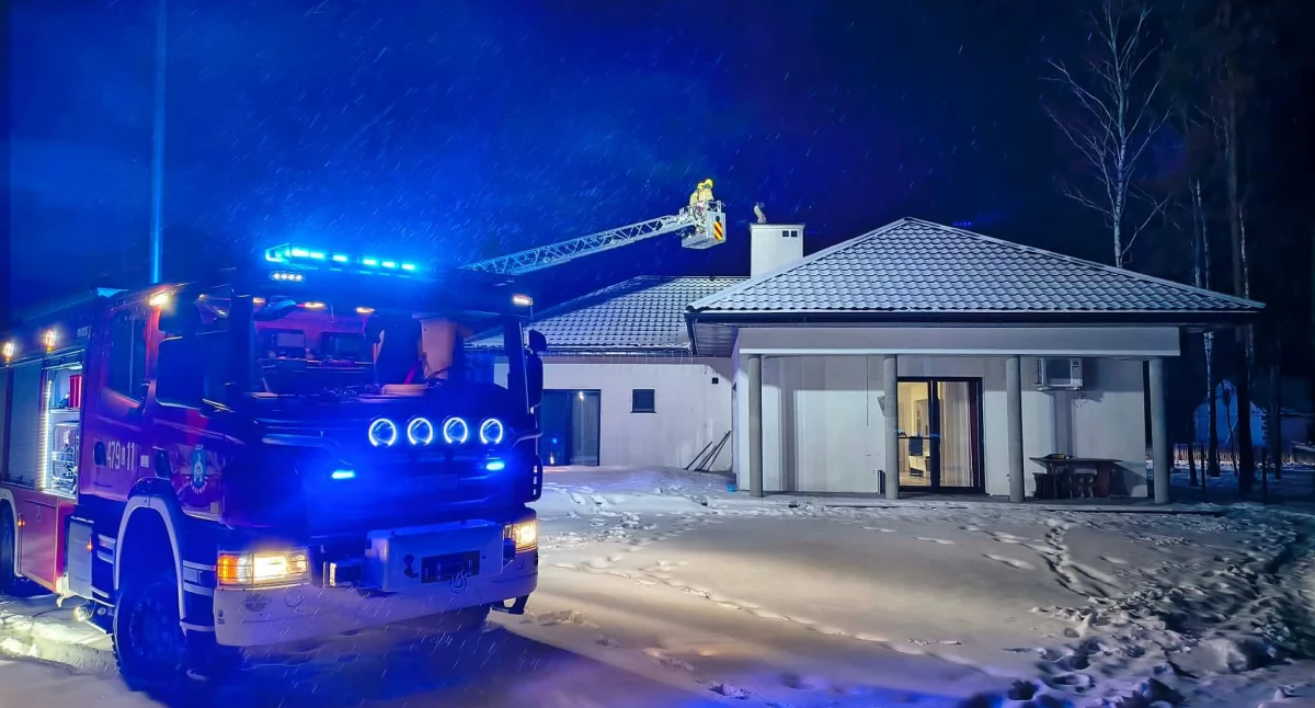 Ogień w kominie mógł zniszczyć ich dom! Zobacz akcję straży (FOTO)