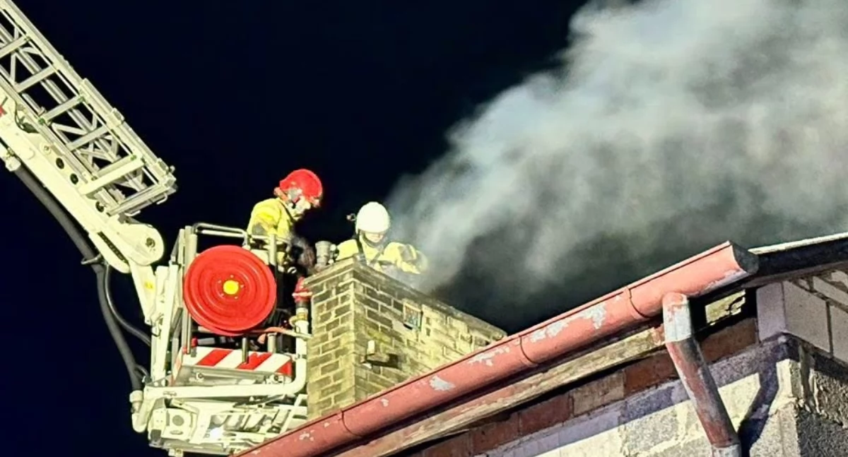 Ogień w kominie w Józefowie! Strażacy walczyli z czasem, by ratować dom