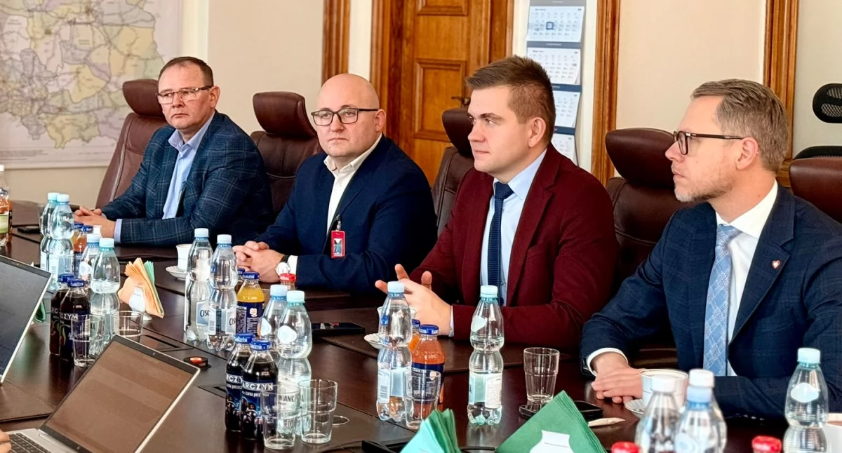 Koniec problemów z wejściem na perony w Łukowie? Miasto rozmawia z kolejarzami o kładce i windach