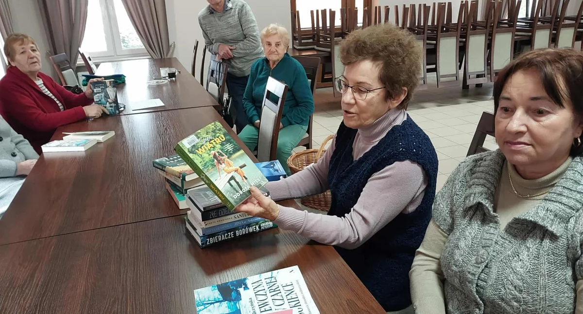 Te książki zniknęły z półek w Dmininie! Zobacz, o czym mówili seniorzy