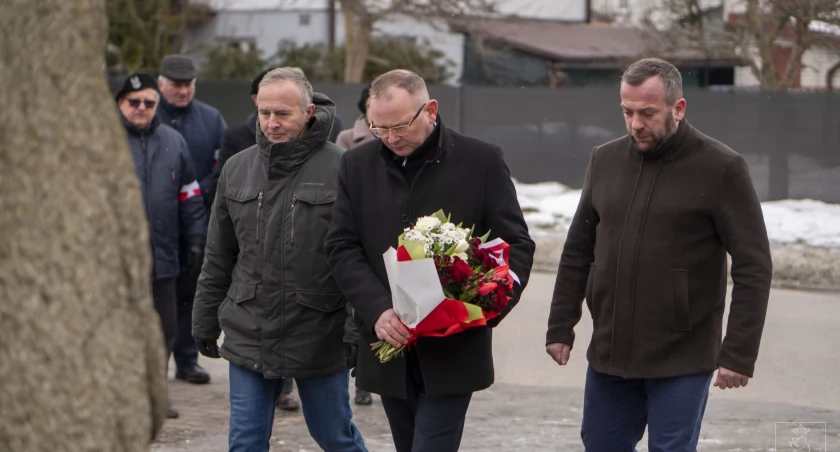 Łuków pamięta o bohaterach Armii Krajowej: Uroczyste obchody pod pomnikiem kapitana Rejmaka