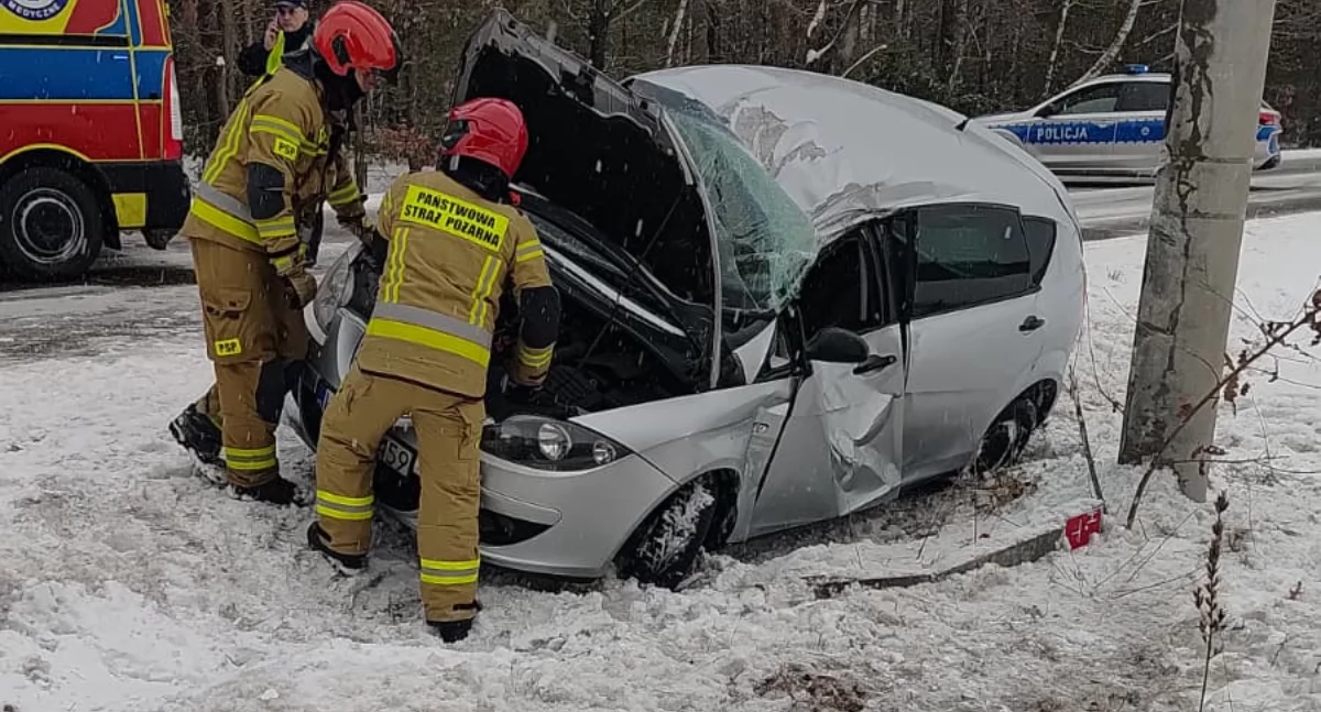 Dwa auta rozbite i dwie osoby w szpitalu po uderzeniu w słup