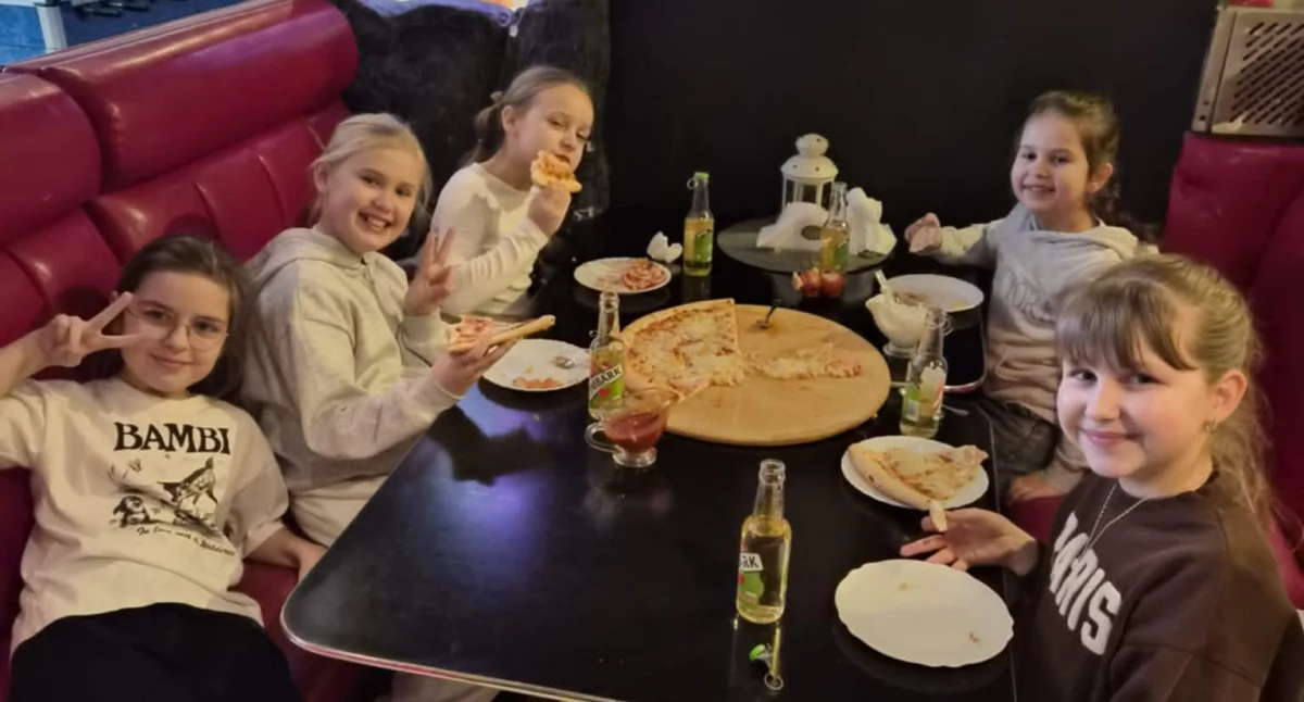 Pizza i wielkie emocje w Piekiełku! Zobacz, jak bawi się młoda ekipa z Krzywdy
