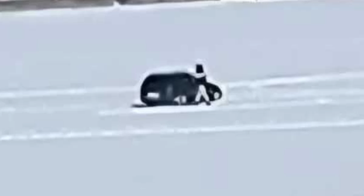 Kierowca osobówki wjechał na zamarznięty Zalew i driftował blisko wędkarzy – teraz sprawą zajmie się sąd