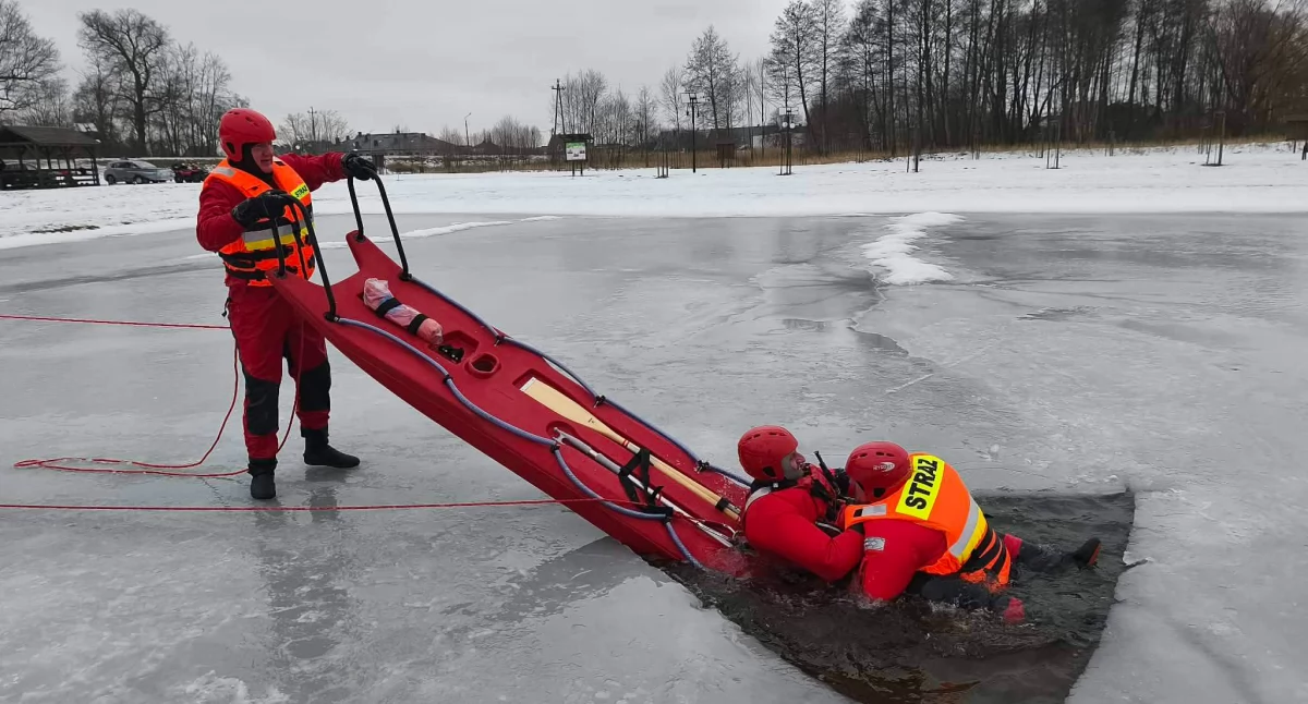 Lód miał 30 cm, a i tak weszli do wody! Zobacz akcję OSP Stanin