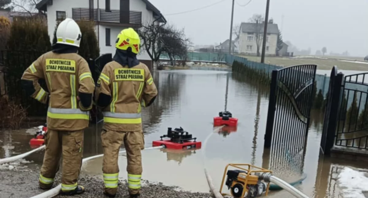 Siedliska  walczą z żywiołem. Strażacy od rana wypompowują wodę z zalanych posesji