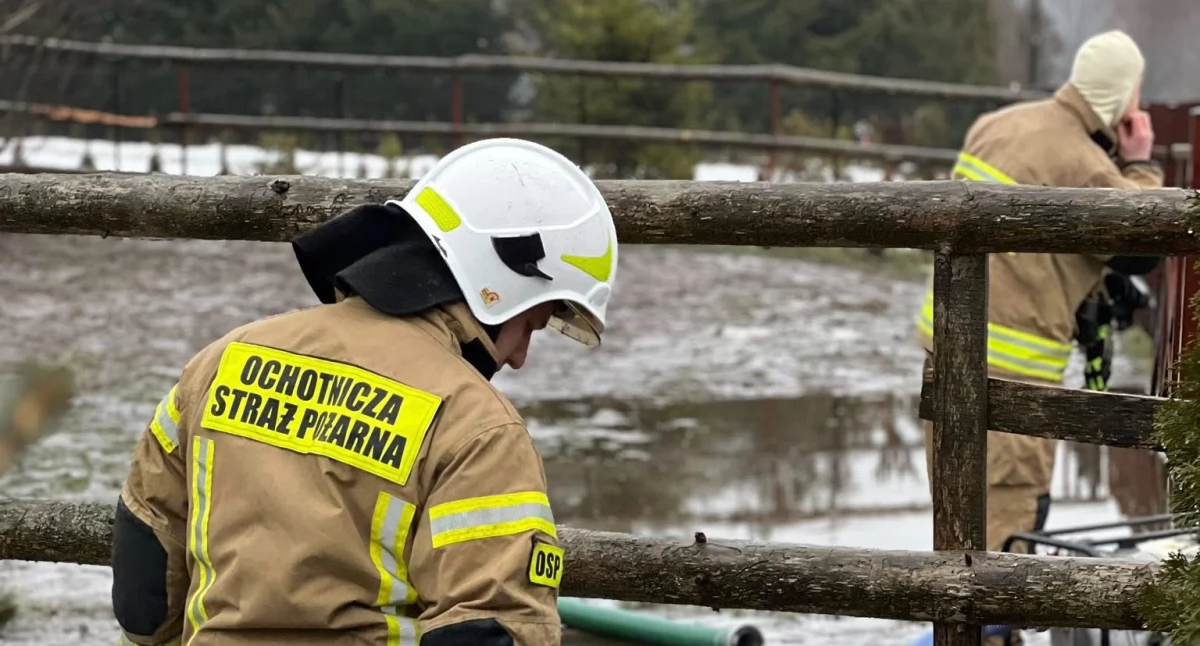 Pobudka w ogniu! Zobacz, jak strażacy z Serokomli ratowali mienie sąsiadów